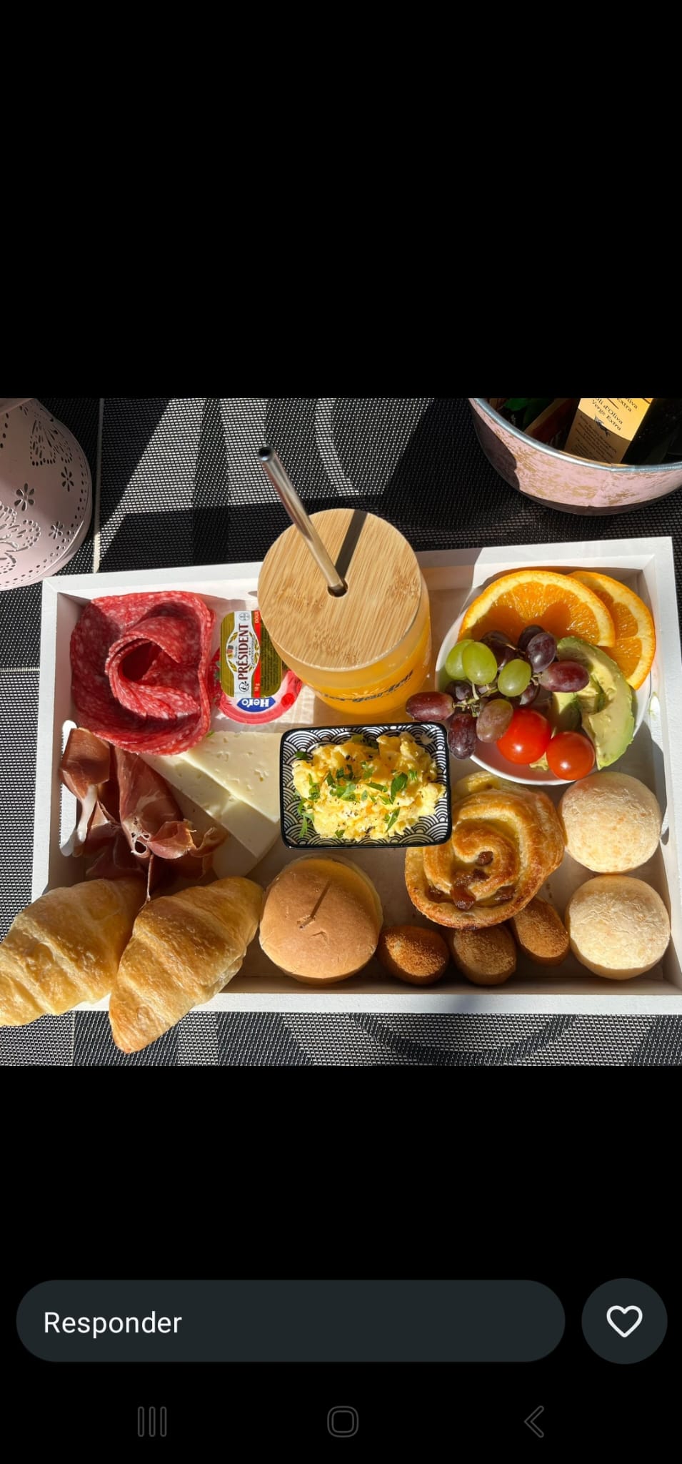 Bandeja de brunch completo com frutas e pães